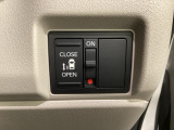 左側電動スライドドアは運転席からでも操作ができるように、ハンドル付近に開閉の操作スイッチが付いています。