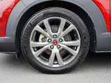 18インチ純正アルミホイールを装備。タイヤサイズは215/55R18となります。