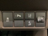ハンドルの右側にはヘッドライトレベライザーとHondaセンシング用のメインスイッチがついています。ヘッドライトレベライザーは道路状況や積荷の加重に応じてライトの高さを調節できます。