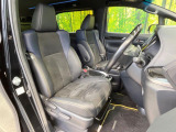 運転席まわりには十分なスペースがあり、大柄な方でもゆったり運転していただける環境です。