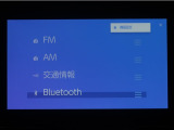 ディスプレイオーディオを装備。スマートフォンと車を繋ぐことで、これまでのナビに加えて色々なサービスが楽しめます。