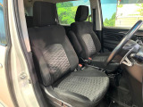 運転席まわりには十分なスペースがあり、大柄な方でもゆったり運転していただける環境です。