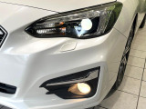【LEDヘッドライト】悪天候や夜間走行時も良好な視界を確保し安心して運転できる高輝度LEDヘッドライトを装備!点灯速度が早く、消費電力も抑えられています。