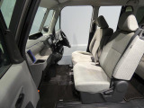 【フロントシート】ホールド感のある運転席。シートヒーターを備えており、寒い朝や冷え込む季節でも素早く身体を温めてくれます。手の触れるハンドル周りなども整えてあります。