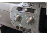 マニュアルエアコンのお車です!直感的な操作で車内の温度を調節することができます!