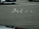 カラーヘッドアップディスプレイ付き。少ない視線移動で情報を確認できるので、運転の疲労軽減に繋がりますよ♪