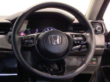 運転にかかわる様々な操作を安全に行えるように視点移動が少なく操作性に配慮されたスイッチ類が凝縮されたコクピットです。