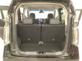 開口部も広く荷物の積み下ろしもしやすいお車となっております。シートを前方にスライドさせれば、さらに荷室を広げられます。また、床下にも収納スペースがあります。