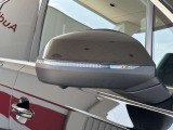 ●アウディサイドアシスト『後方の死角を並走する車両を検知しドアミラーの内側のLEDが点灯。ドライバーに注意を促し事故を未然に防ぐシステムです。』