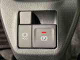 指先だけで簡単に操作が可能な電動パーキングブレーキを採用。「HOLD」スイッチを押すと、渋滞や信号待ちなどでブレーキペダルから足を離しても、ブレーキを保持するので安心です