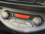 【オートエアコン】一度お好みの温度に設定すれば、車内の温度を検知し風量や温度を自動で調整。暑い&hellip;寒い&hellip;と何度もスイッチ操作をする必要はありません。快適な車内空間には必須の機能ですね♪