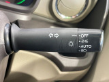 【オートライト】周りの明るさに応じて自動でヘッドライトの点灯・消灯ができる機能です!ライトの付け忘れ・消し忘れなどが無くなり、雨の日や夕方の走行も安心!トンネル通過時も便利ですね♪