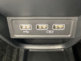 セレクトレバーの下に、スマートフォンなどの充電可能なUSB端子が2個、音源などの外部入力の可能なUSB端子が1個ついています。移動中に充電もできるので便利です。