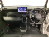 車内は光触媒抗菌消臭施工済です。インパネ周りはスタイリッシュなデザインで機能や装備も充実しています。グローブボックスやカップホルダーのほかにトレーなどたくさんの収納スペースが付いています。