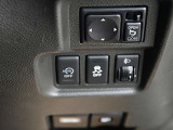 運転席の右側には燃費向上に役立つアイドリングストップ、安全装備VDCのスイッチが有ります。