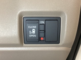左側電動スライドドアは運転席からでも操作ができるように、ハンドル付近に開閉の操作スイッチが付いています。