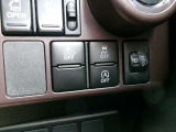 エマージェンシーブレーキは今や必需品!前方走行車との衝突の危険性が高まったとシステムが判断した場合に作動し、警告音を鳴らし、自動的に停車または減速して衝突回避や衝突被害を軽減します。