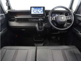 視界広々で運転しやすくロングドライブでも疲れを感じさせないすっきりとまとまったインパネ周りです。