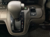 CVT車のセレクトレバーです。低速から高速まで、変速ショックのないスムーズな走りと、エンジン効率のよい領域を維持して燃費にも貢献します。サイドブレーキはスイッチ操作の電子制御パーキングブレーキです。