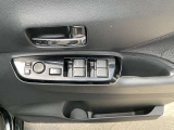 パワーウィンドウとなっています。運転席はオートになっているのでワンタッチ開閉することが出来ます。