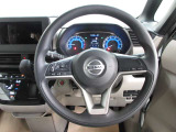 運転が楽しくなる明るく開放的な運転席まわりです。
