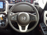 ハンドル左側にはオーディオ操作が出来るオーディオリモートコントロールスイッチ、右側にはHonda SENSINGとオートクルーズコントロールのスイッチを装備!