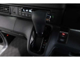 インパネシフトだから視線の移動も少なく足元もスッキリ♪運転席もゆったりしているのでゆとりを持ってドライブできますね!