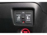 リアは両側パワースライドドアで、開閉には運転席のスイッチ、またはスライドドアのドアハンドルを少し引くだけで自動開閉します。