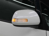 サイドターンランプ付きドアミラー。車両のドレスアップと右左折時の被視認性を兼ね備えたお洒落なミラーです。