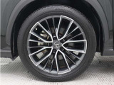 235/50R20ランフラットタイヤ&専用アルミホイールを装着しています。