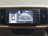 車を上から見下ろした視点で駐車をサポートするパノラマビューを搭載。運転席から確認しにくい車両周囲の状況を確認できます。