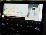 パノラミックビューモニター付きです。車両を上から見たような映像をディスプレイオーディオ画面に表示。運転席からの目視だけでは見にくい、車両周辺の状況をリアルタイムでしっかり確認できます。