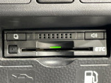 【ETC】有料道路を利用する際に料金所で停止することなく通過できる、ETC車載器(ノンストップ自動料金収受システム機器)が装備されています。セットアップを行うことで利用可能になります。