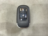 スマートキーを装備しています。鍵を差し込むことなくドアロックの開け閉めと、スタートボタン操作でのエンジンスタートができます。