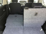 リヤシートを倒すと大きな荷物も搭載可能です。