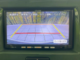 【バックカメラ】駐車時に後方がリアルタイム映像で確認できます。大型商業施設や立体駐車場での駐車時や、夜間のバック時に大活躍!運転スキルに関わらず、今や必須となった装備のひとつです!