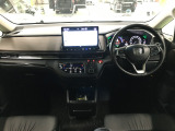ドライバーを包み込むように、ディスプレーやスイッチ・コンソールを配置。座った瞬間から運転への期待が。空間そのものの心地よさにこだわっています。