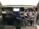 車内は光触媒抗菌消臭施工済です。インパネ周りはスタイリッシュなデザインです。グローブボックスやカップホルダーのほかにトレーなどたくさんの収納スペースが付いています。