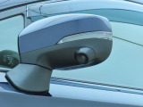 助手席側で見えにくい左前方の映像を、車内のマルチファンクションディスプレイに映し出します。前方への駐車や左寄せ、狭い道でのすれ違いなど、さまざまなシーンで安心して運転できる便利な機能です。