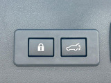 【パワーバックドア】スマートキーや運転席のボタンを押すだけでリアゲートが自動で開閉します!荷物を持っている時や、高い位置にあるバックドアを閉める際に便利な機能です♪