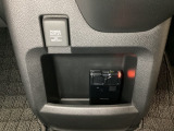 アクセサリーソケットはUSBのアダプターなどをつければ、スマホの充電にも使えます。周辺には物が置けるボックスがついています。