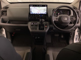車内は光触媒抗菌消臭施工済です。インパネ周りはスタイリッシュなデザインです。グローブボックスやカップホルダーのほかにトレーなどたくさんの収納スペースが付いています。