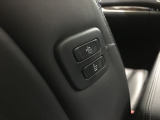 運転席や後席からも、助手席のシートポジションを簡単に調整できるように設置されています。