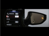 隣車線を走る車両をレーダーで検知し、ドアミラーでは確認しにくい後側方エリアに存在する車両に加え、急接近してくる車両も検知します。車両を検知するとドアミラーに搭載されたLEDインジケーターが点灯します。