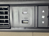 エアコン操作パネルの左側に、スマートフォンなどの充電可能なUSB端子と、音源などの外部入力の可能なUSB端子がついています。移動中に充電もできるので便利です。