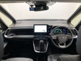シンプルながら機能性あふれる運転席廻りです。視界性もよく、運転しやすいですよ。