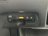 【ETC】有料道路を利用する際に料金所で停止することなく通過できる、ETC車載器(ノンストップ自動料金収受システム機器)が装備されています。セットアップを行うことで利用可能になります。