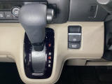 CVT車のセレクトレバーです。低速から高速まで、変速ショックのないスムーズな走りと、エンジン効率のよい領域を維持して燃費にも貢献します。サイドブレーキはスイッチ操作の電子制御パーキングブレーキです。