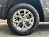 タイヤサイズは26560R18です。