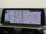 【純正ナビゲーション】BMWのナビゲーションは操作性も良く、詳細な地図情報と交通状況を見やすく表示し、快適なドライビングをサポートしながら目的地までナビゲートします。